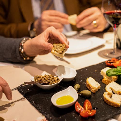 Gäste essen einen Aufstrich als Vorspeise im Restaurant