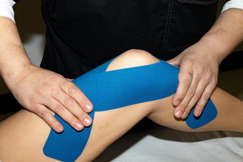 Knee-taping-Stabilisierung eines Knies mittels Tape