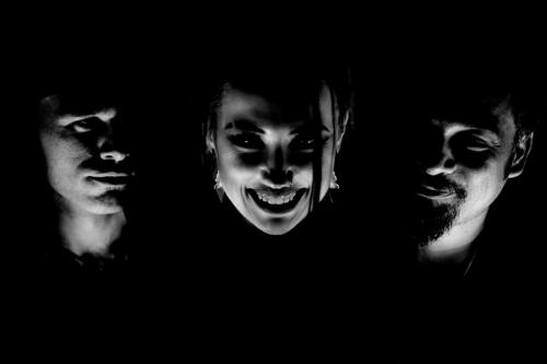 Drei Köpfe einer Band in schwarz weiß mit Schattenspiel