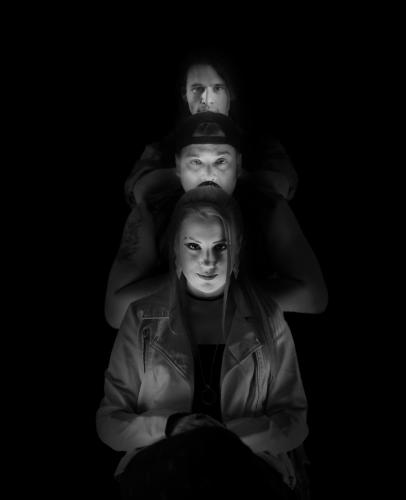 Bandfoto, drei Personen in einer Reihe, schwarz weiß