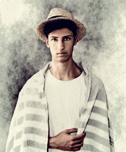 Portraitfoto eines jungen Mannes im Billy Style mit Umhang