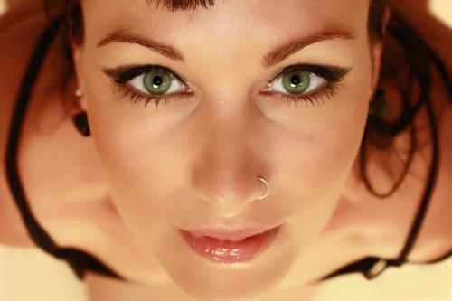 Großaufnahme einer Jungen Frau mit schönen grünen Augen