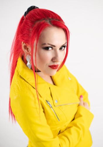Junge Frau mit roten Haaren und gelber Jacke - Portrait